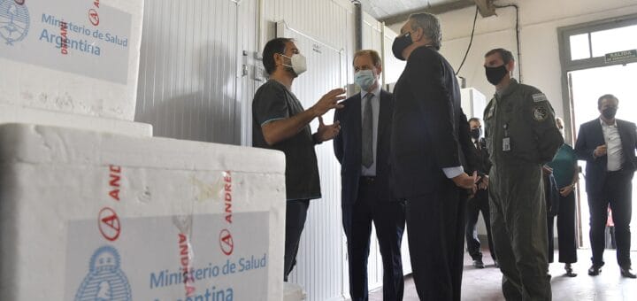 alt="el ministro agustín rossi recibe explicaciones de la logística de vacunación en la II Brigada Aérea de Paraná"