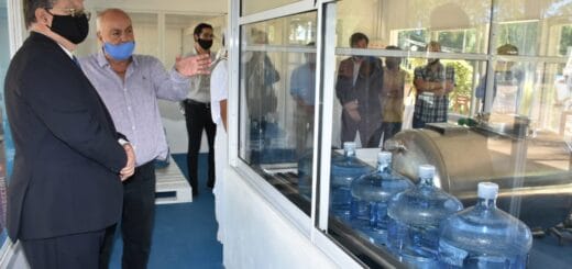 alt="El intendente Francolini recibe explicaciones durante su recorrido por la planta embotelladora De la Vertiente"