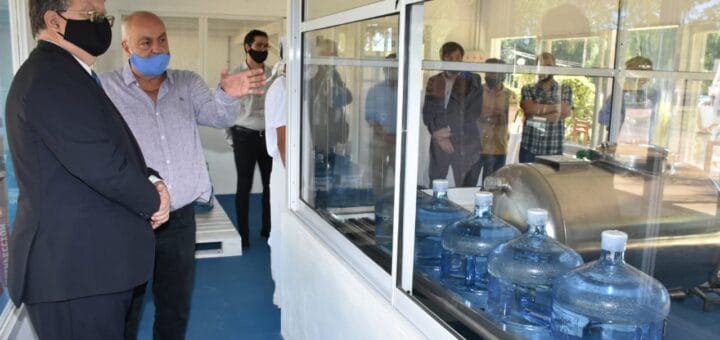 alt="El intendente Francolini recibe explicaciones durante su recorrido por la planta embotelladora De la Vertiente"