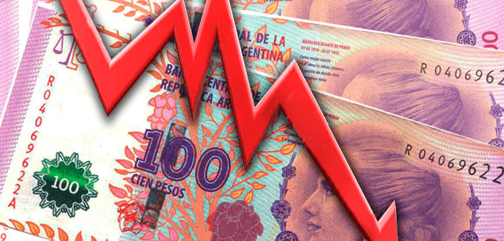 alt="imagen de tres billetes de 100 pesos argentinos cruzados por un rayo descendente"