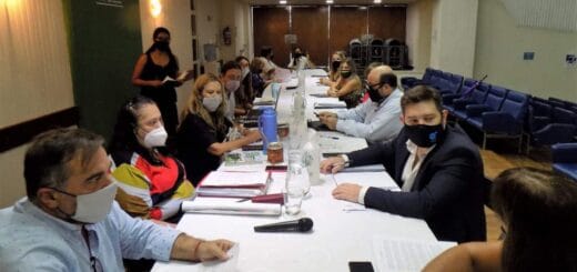 alt="mesa de negociaciones con representantes de los gremios docentes y del gobierno entrerriano"