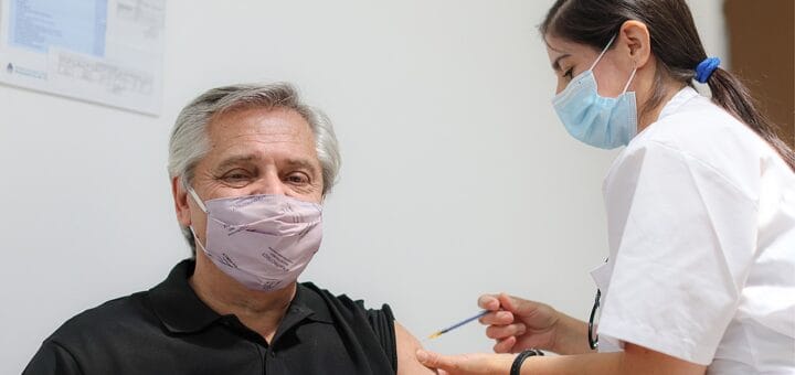 alt="El Presidente, al recibir la dosis de la Sputnik V"