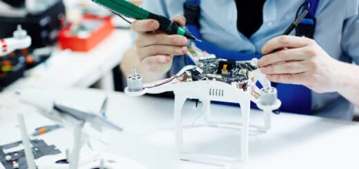 alt="en esta imagen, un operario está soldando partes de un dron"