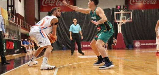 alt="un jugador de estudiantes de concordia enfrenta a uno de rivadavia de mendoza, en segundo plano uno de los árbitros del encuentro"