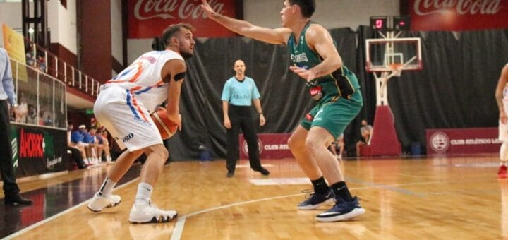 alt="un jugador de estudiantes de concordia enfrenta a uno de rivadavia de mendoza, en segundo plano uno de los árbitros del encuentro"