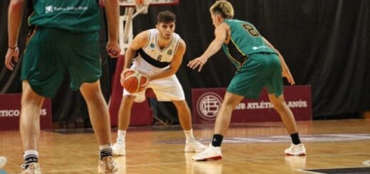 alt="un jugador del club estudiantes de concordia ejerce marcación sobre otro de gimnasia y esgrima de la plata"