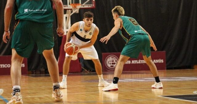 alt="un jugador del club estudiantes de concordia ejerce marcación sobre otro de gimnasia y esgrima de la plata"