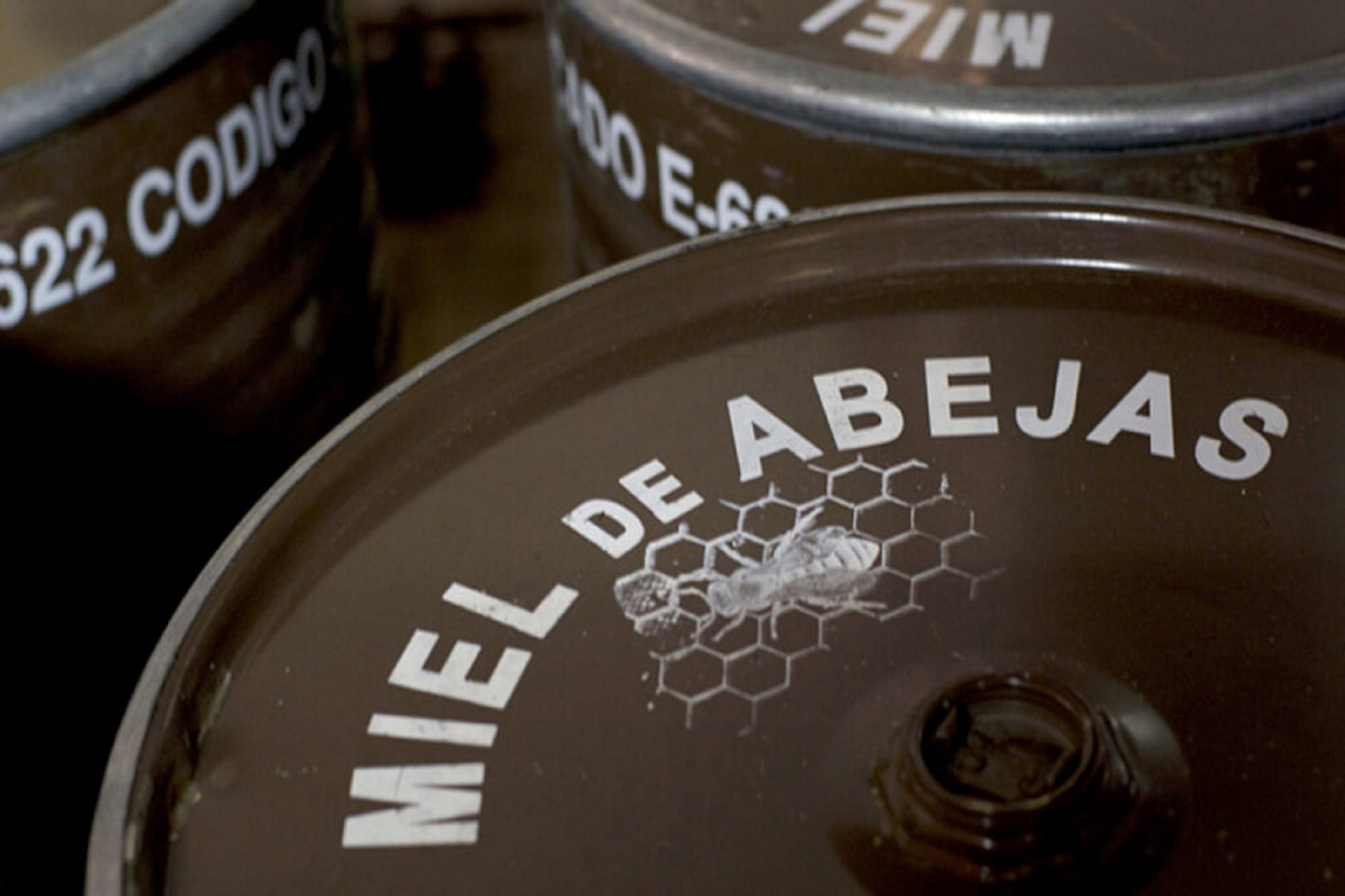 alt="un tambor con miel de abejas"