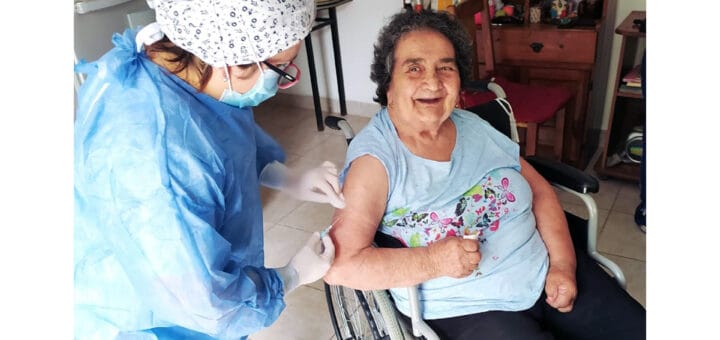 alt="vacunan a una persona mayor de edad"