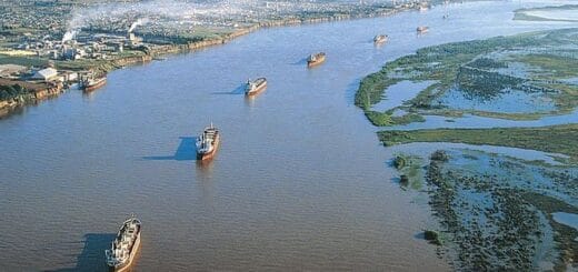 alt="siete barcos en un río"