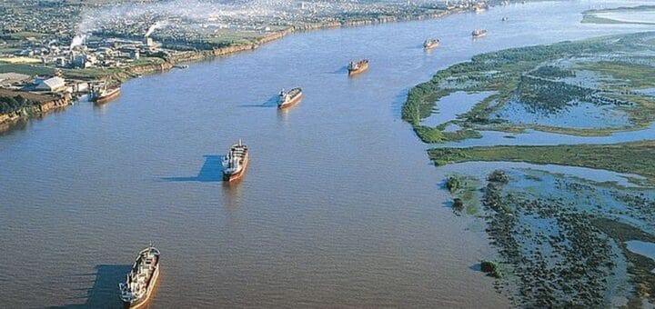 alt="siete barcos en un río"