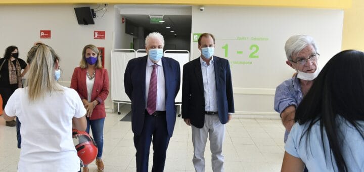 alt="en el vacunatorio del hospital de la baxada, en primer plano, dos personas están siendo vacunadas; detrás el ministro de Salud y el gobernador de Entre Ríos; detrás de ellos, la vicegobernadora"