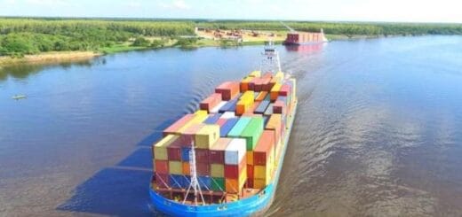 alt="barco portacontenedores en un río"