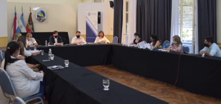 alt="en esta foto puede verse a autoridades del hospital masvernat reunidas con concejales de concordia"