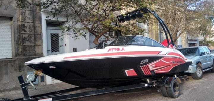 alt="una lancha en la calle"