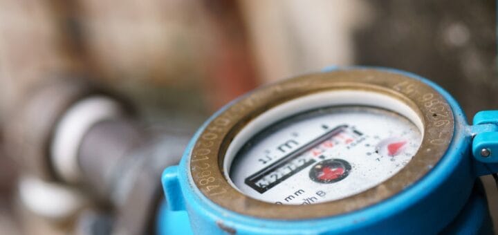 alt="un medidor de agua de color celeste"