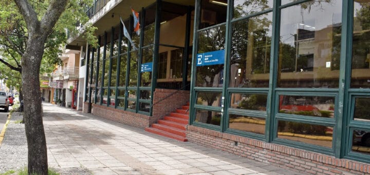 alt="en esta imagen se ve el frente de la sede del Ministerio de Salud de Entre Ríos"