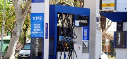 alt="un surtidor de nafta de la empresa YPF"
