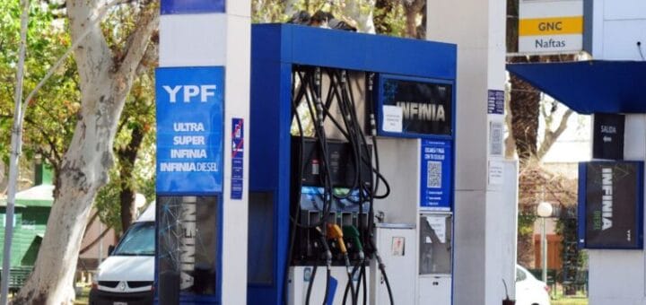 alt="un surtidor de nafta de la empresa YPF"