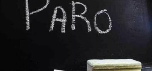 alt="en esta foto se ve la palabra paro escrita en un pizarrón, en primer plano un borrador y una tiza"