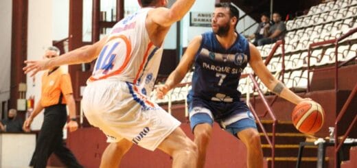 alt="un jugador de parque sur enfrenta a otro de rivadavia de mendoza, detrás un árbritro observa la acción"