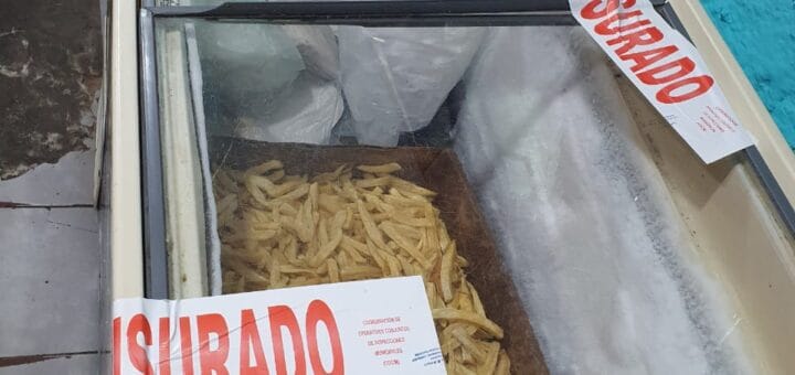 alt="franja de clausura en un freezer con papas fritas"