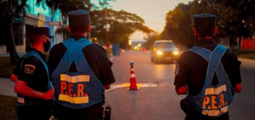 alt="tres policías realizan un control vehicular"