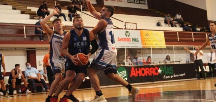 alt="uon jugador de racing de chivilcoy rodeado de otros de parque sur"