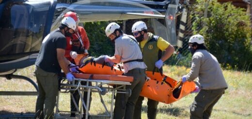 alt="cinco rescatistas bajan de un helicóptero a una persona herida en un derrumbe"