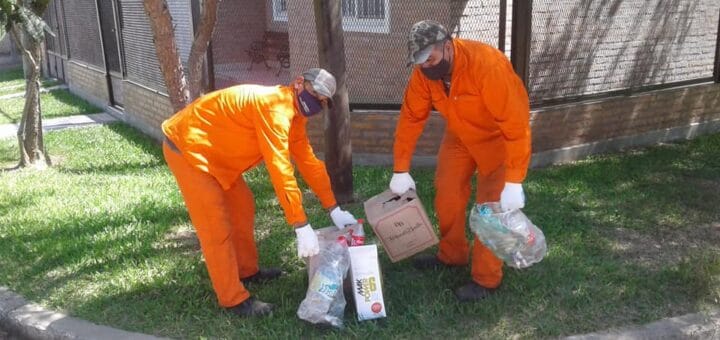 alt="trabajadores municipales recogen residuos"