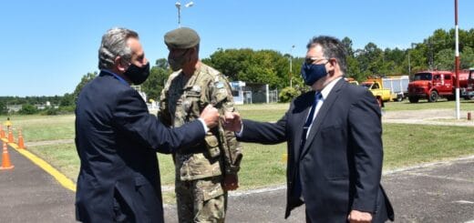 alt="el intendente Francolini saluda al ministro Rossi a su llegada a Concordia"