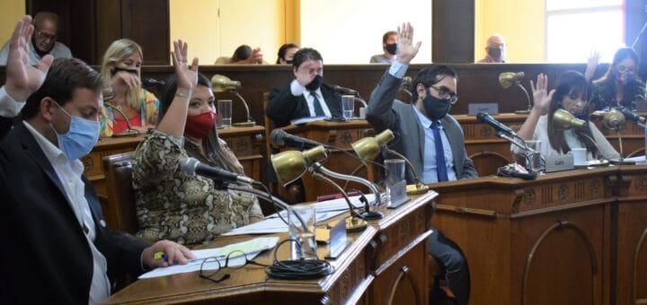 alt="concejales sentados en la sala de sesiones"