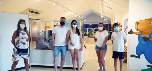 alt="cinco visitantes en el museo de salto grande"