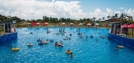 alt="gente disfrutando de aguas"