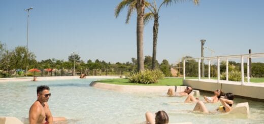 alt="siete personas en una pileta de aguas termales"