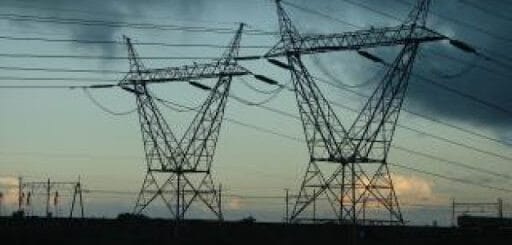 alt="dos torres con líneas eléctricas de alta tensión"