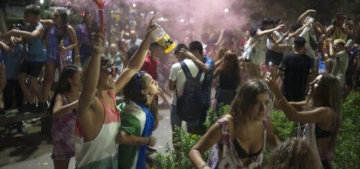 alt="decenas de adolescentes participan de una fiesta del último primer día"