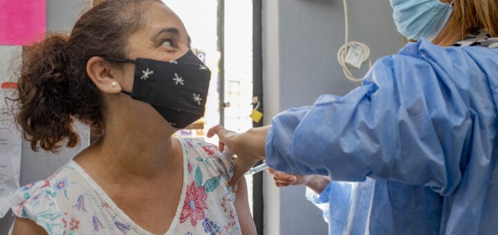 alt="una mujer recibe una vacuna"