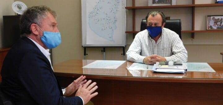 alt="el intendente de Chajarí, Pedro Galimberti, y el titular del IAPV, Marcelo Bisogni, dialogan sobre las nuevas viviendas para la localidad"