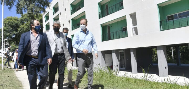 alt="el gobernador de Entre Ríos, el ministro de Desarrollo Territorial y Hábitat de la Nación y el titular del IAPV recorren un conjunto habitacional que se construye en Paraná"