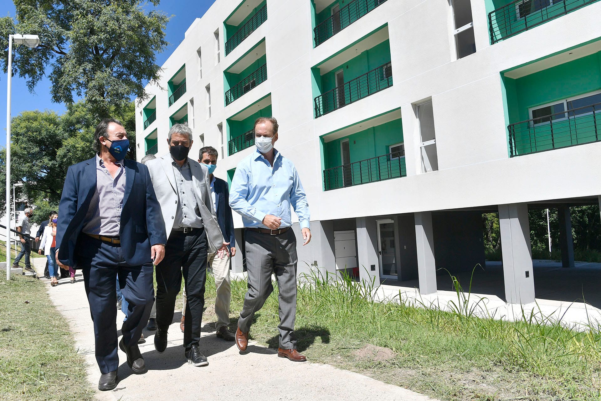 alt="el gobernador de Entre Ríos, el ministro de Desarrollo Territorial y Hábitat de la Nación y el titular del IAPV recorren un conjunto habitacional que se construye en Paraná"