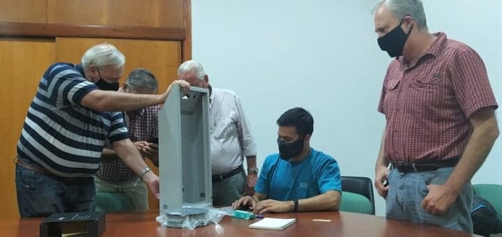 alt="cuatro personas observan piezas realizadas con impresoras 3D"