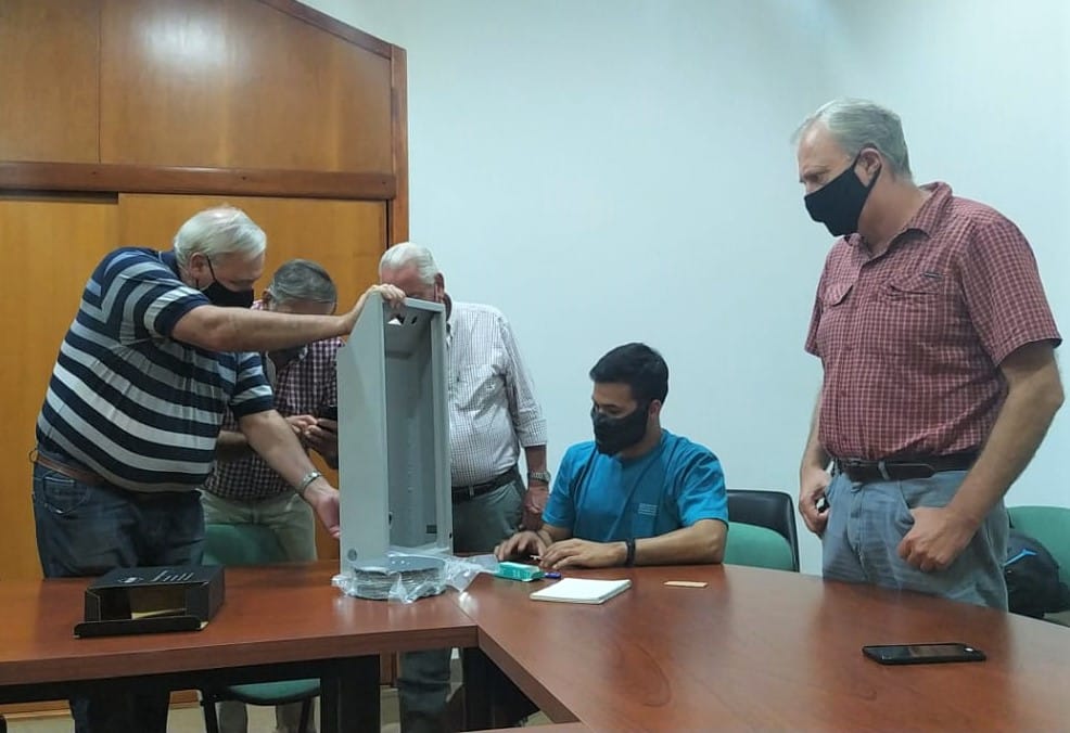 alt="cuatro personas observan piezas realizadas con impresoras 3D"