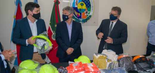 alt="el presidente de IAPSER Seguros entrega elementos de protección para los trabajadores municipales al intendente de Concordia y a su jefe de Gabinete"
