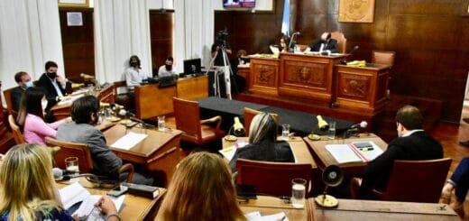 alt="la sala de sesiones del Concejo Deliberante de Concordia, con concejales en sus bancas"