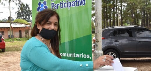 alt="mujer joven votando el presupuesto participativo del barrio sarmiento"