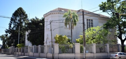 alt="edificio de la escuela de comercio donde se activó el protocolo por un caso de covid"