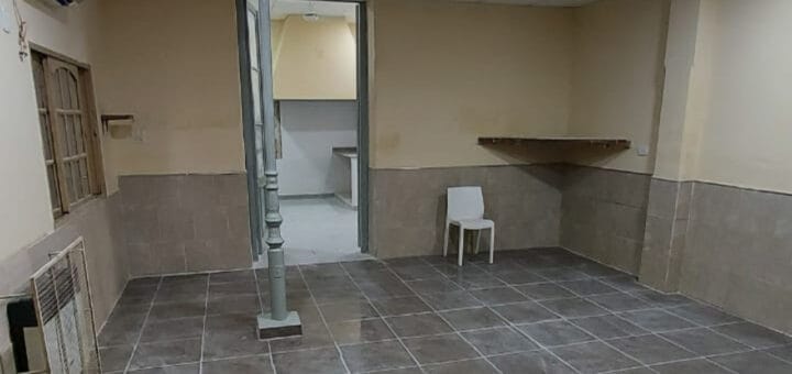 alt="en la imagen, un espacio interior de casa de los gurises"