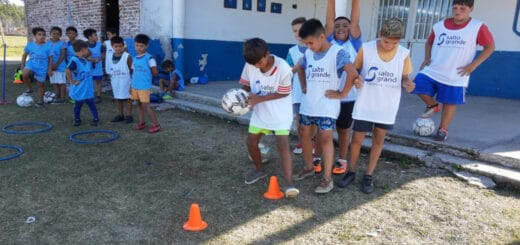 alt="grupo de niños realizando actividad deportiva"