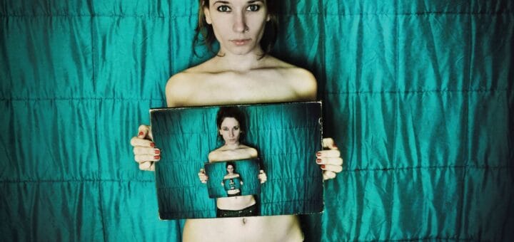 alt="portada de la revista mujeres que dejan huellas"